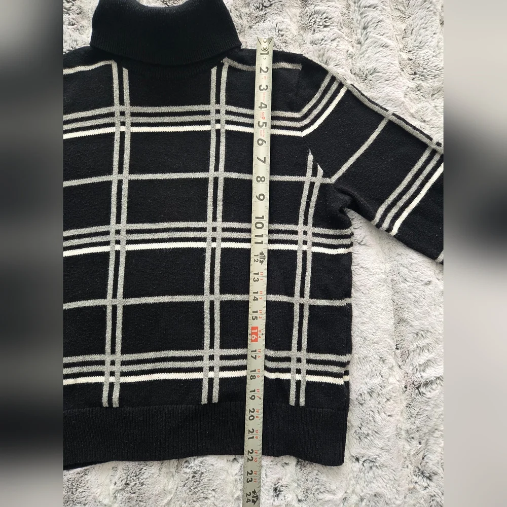 Banana Republic Black & Gray Turtleneck Sweater‎ - Large